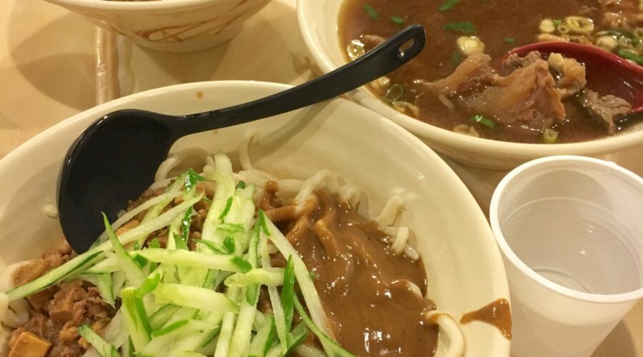台湾には具沢山のジャージャー麺＋マージャン麺(ごまだれ麺)のコラボ麺が存在する？