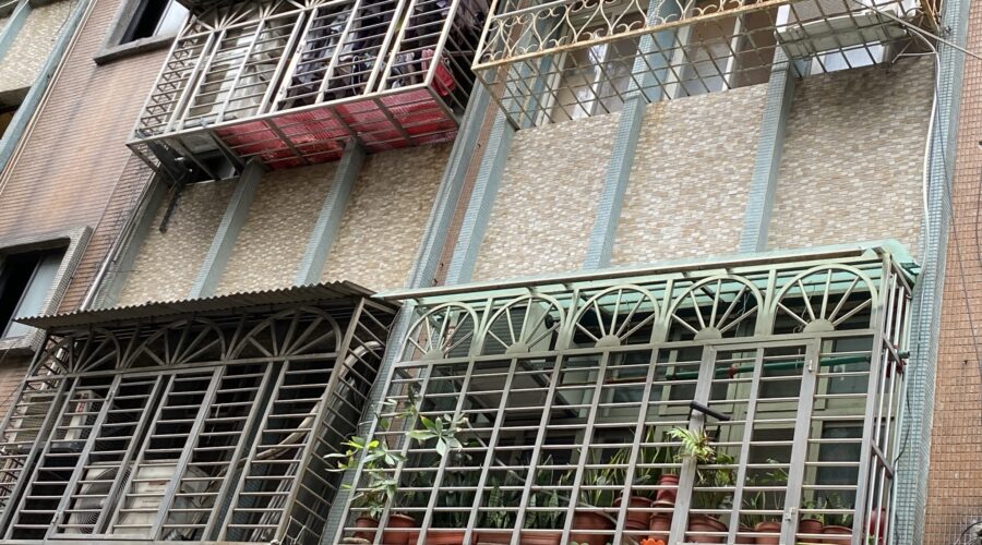 台湾アパートの窓についている鉄格子の理由や実際の問題点などについて！台湾住宅事情